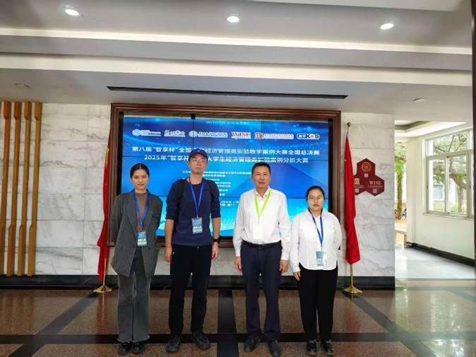 一群人站在室内合影 AI 生成的内容可能不正确。